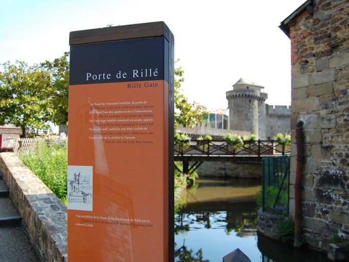signalétique interprétation patrimoine historique - Fougères