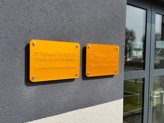 signalétique d'entrée dentiste Renaud Huet à Fougères